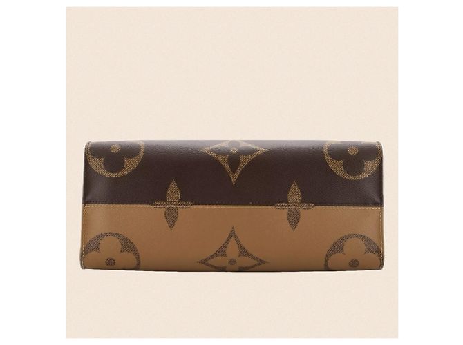 Louis Vuitton OnTheGo Tote Reverse Monogram Giant MM Marrone - vista 4