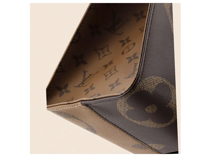Louis Vuitton OnTheGo Tote Reverse Monogram Giant MM Marrone - vista 5