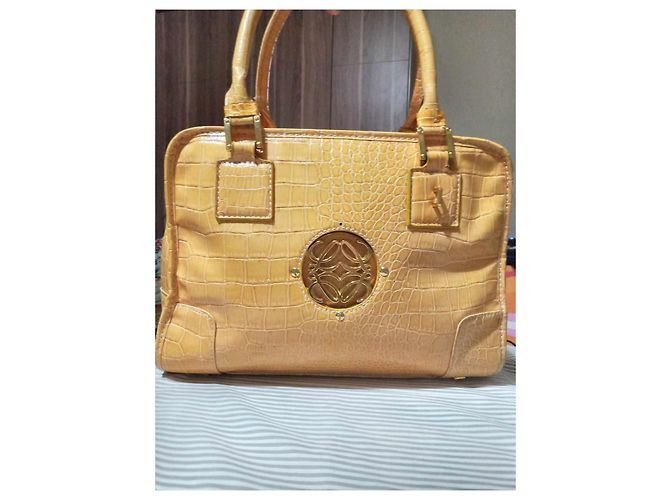 Borsa Loewe Amazona in pelle effetto coccodrillo gialla Giallo - vista 2