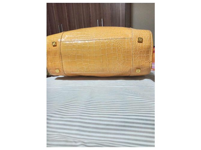 Borsa Loewe Amazona in pelle effetto coccodrillo gialla Giallo - vista 3