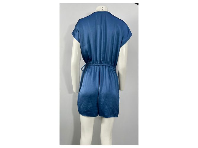 Theory Overall mit V-Ausschnitt und Bindegürtel aus blauer Satin - Ansicht 10