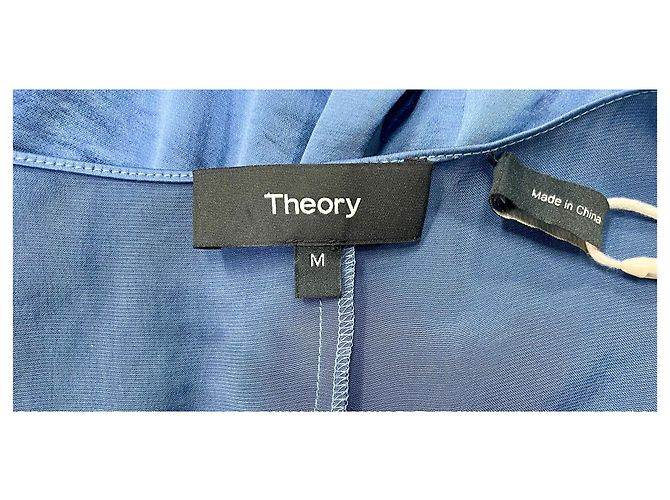 Theory Overall mit V-Ausschnitt und Bindegürtel aus blauer Satin - Ansicht 11