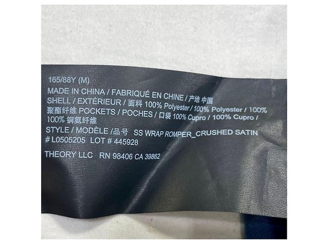 Theory Overall mit V-Ausschnitt und Bindegürtel aus blauer Satin - Ansicht 12