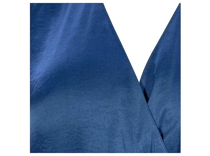 Theory Overall mit V-Ausschnitt und Bindegürtel aus blauer Satin - Ansicht 2