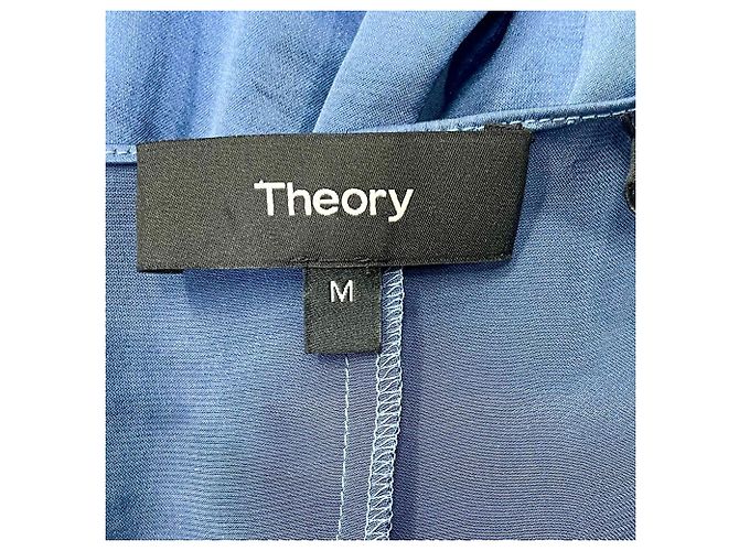 Theory Overall mit V-Ausschnitt und Bindegürtel aus blauer Satin - Ansicht 5