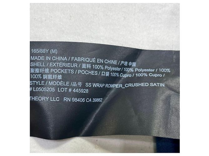 Theory Overall mit V-Ausschnitt und Bindegürtel aus blauer Satin - Ansicht 6