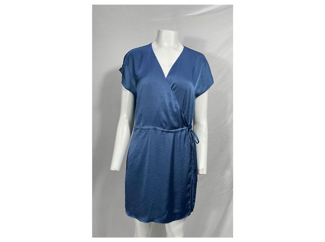 Theory Overall mit V-Ausschnitt und Bindegürtel aus blauer Satin - Ansicht 7