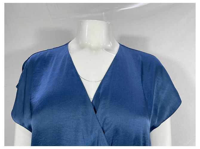 Theory Overall mit V-Ausschnitt und Bindegürtel aus blauer Satin - Ansicht 8