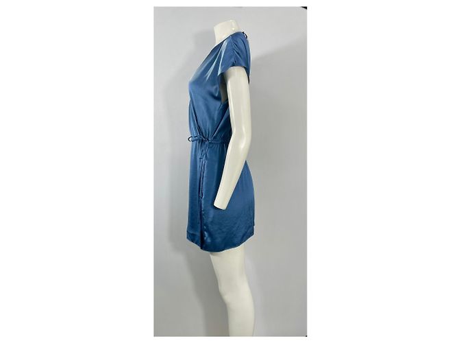 Theory Overall mit V-Ausschnitt und Bindegürtel aus blauer Satin - Ansicht 9