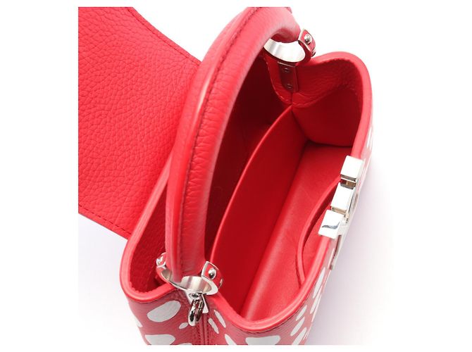 Sac à main Louis Vuitton Capucines Mini Infinity Dot M21692 Rouge - vue 3