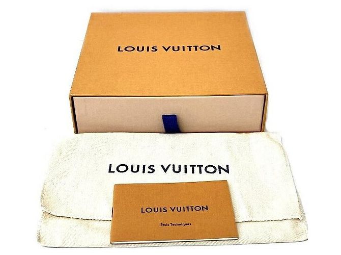 Louis Vuitton Capucines Compact Wallet M82764 Black - view 6