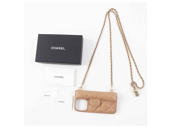 Funda de piel de caviar Chanel para iPhone 14 Pro con cadena Castaño - vista 2