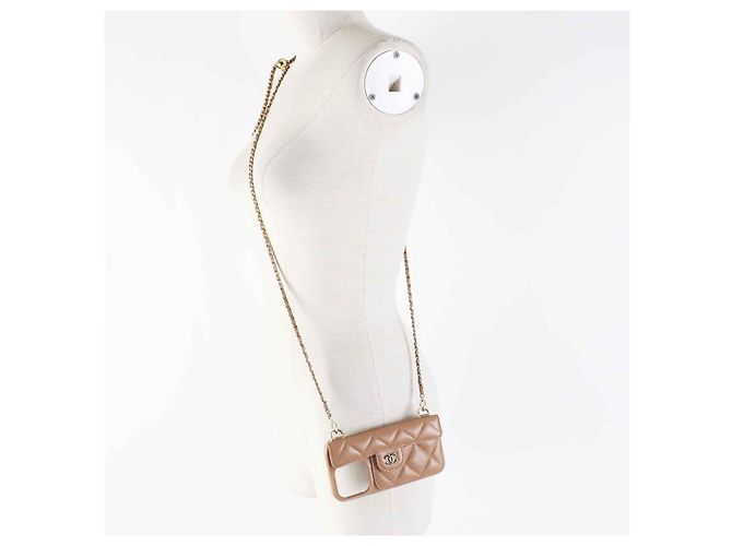 Funda de piel de caviar Chanel para iPhone 14 Pro con cadena Castaño - vista 3