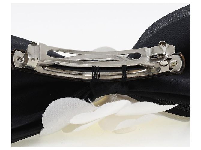 Fermaglio in tessuto di raso con nastro Camelia di Chanel - vista 3