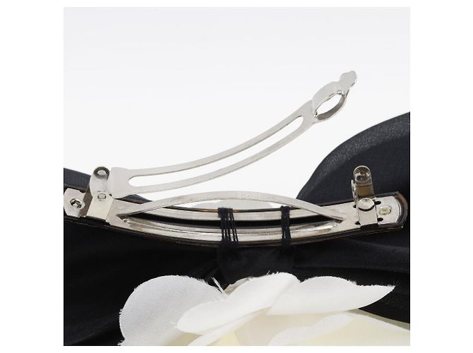 Fermaglio in tessuto di raso con nastro Camelia di Chanel - vista 4