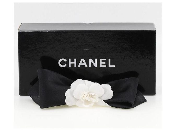 Fermaglio in tessuto di raso con nastro Camelia di Chanel - vista 8