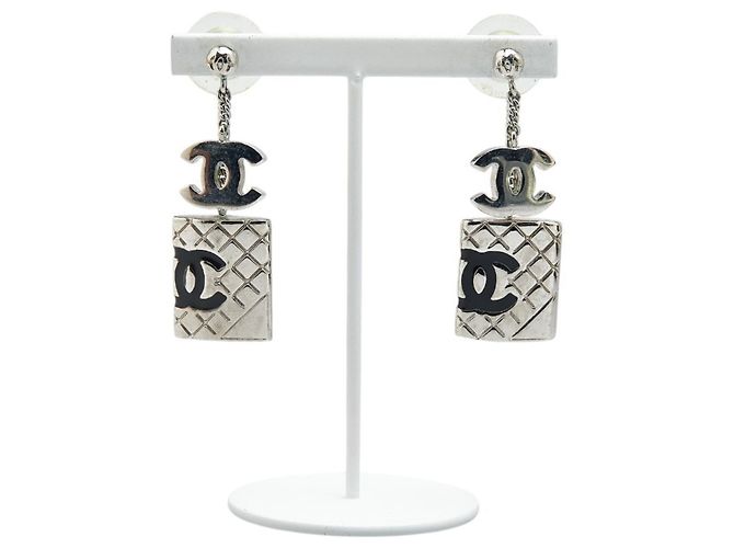 Orecchini in argento della linea Matelassé Cambon di Chanel - vista 2