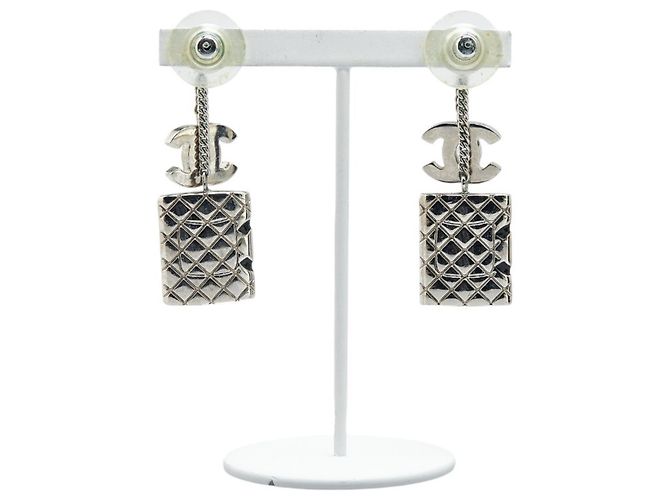 Orecchini in argento della linea Matelassé Cambon di Chanel - vista 3