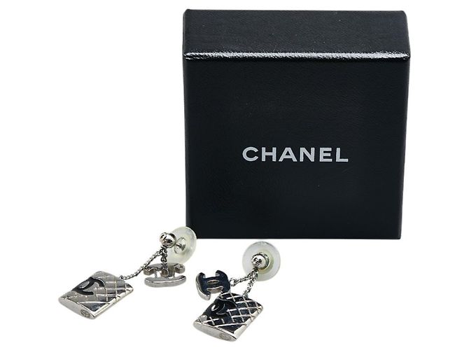 Orecchini in argento della linea Matelassé Cambon di Chanel - vista 6
