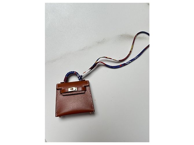 Charm Hermès Kelly in pelle marrone scuro - vista 2