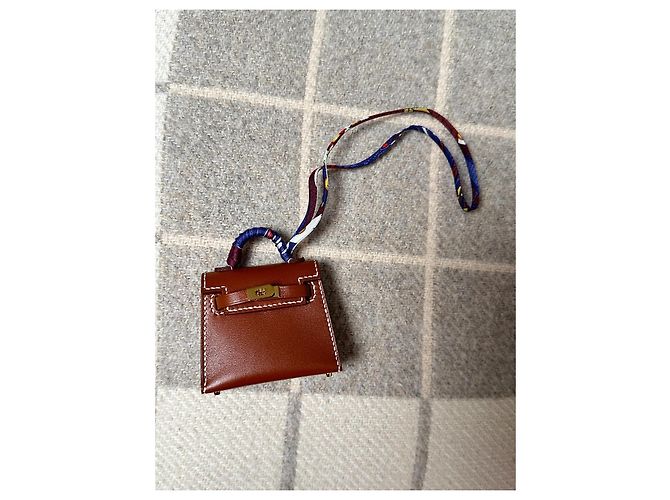Charm Hermès Kelly in pelle marrone scuro - vista 3