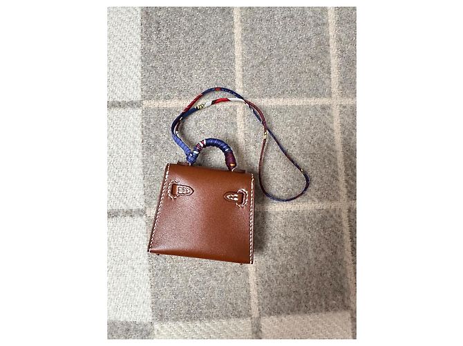 Charm Hermès Kelly in pelle marrone scuro - vista 5