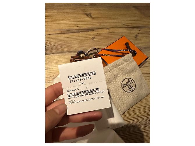 Charm Hermès Kelly in pelle marrone scuro - vista 6