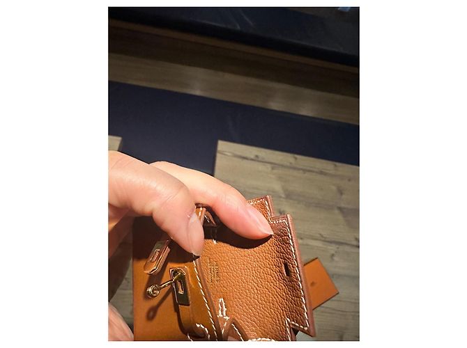 Charm Hermès Kelly in pelle marrone scuro - vista 7