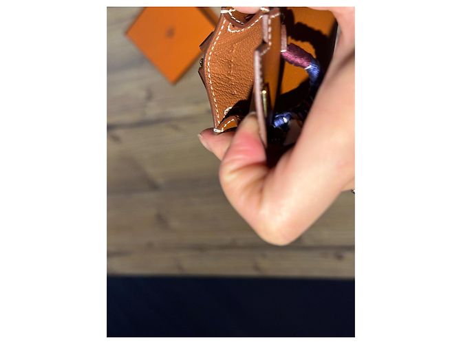 Charm Hermès Kelly in pelle marrone scuro - vista 9