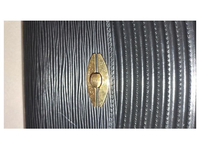 Clutch Louis Vuitton Presbourg in pelle EPI nera Nero - vista 10