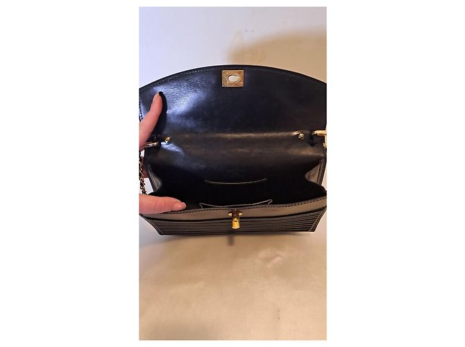 Clutch Louis Vuitton Presbourg in pelle EPI nera Nero - vista 7