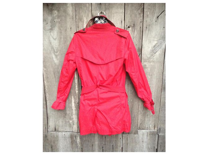 Gabardina Burberry Roja de Nylon - vista 2