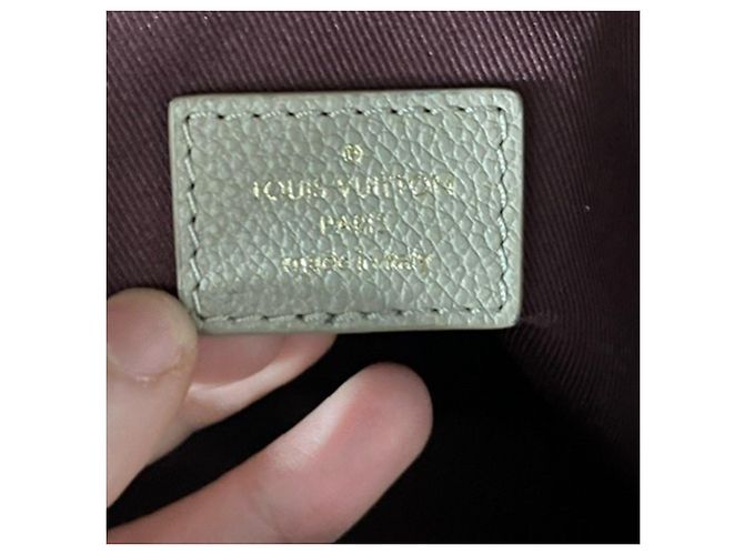Borsa da viaggio in pelle Empreinte beige con monogramma in rilievo Louis Vuitton - vista 8