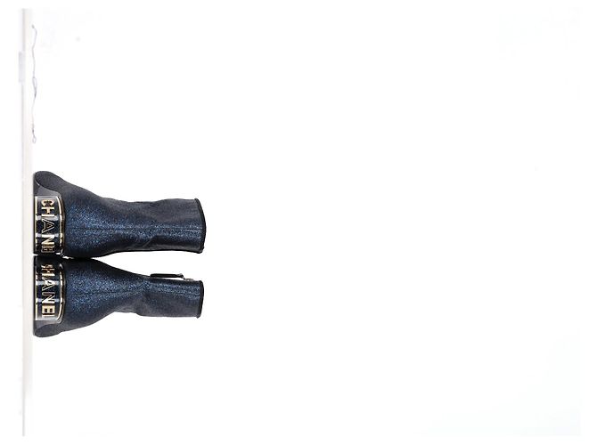 Timeless Botas de tornozelo de salto baixo com bico captoe em glitter azul marinho com logo CC da Chanel - vista 11