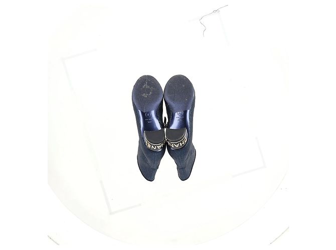 Timeless Botas de tornozelo de salto baixo com bico captoe em glitter azul marinho com logo CC da Chanel - vista 12