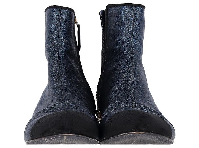 Timeless Botas de tornozelo de salto baixo com bico captoe em glitter azul marinho com logo CC da Chanel - vista 2