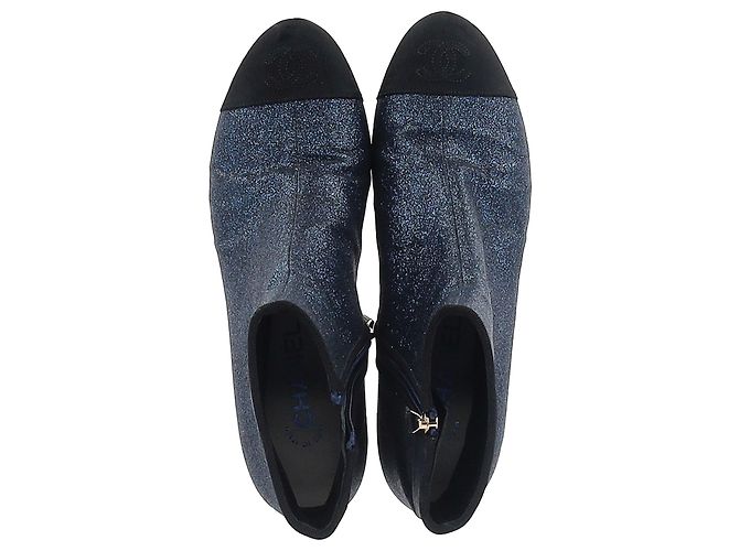 Timeless Botas de tornozelo de salto baixo com bico captoe em glitter azul marinho com logo CC da Chanel - vista 3