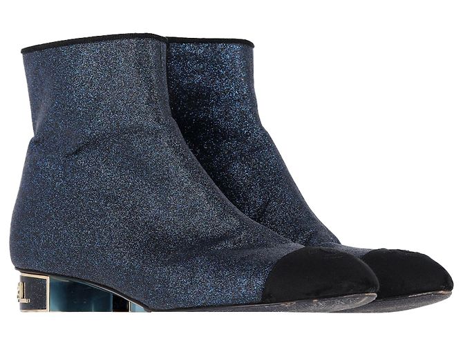 Timeless Botas de tornozelo de salto baixo com bico captoe em glitter azul marinho com logo CC da Chanel - vista 4
