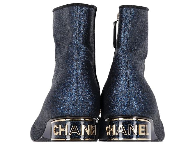 Timeless Botas de tornozelo de salto baixo com bico captoe em glitter azul marinho com logo CC da Chanel - vista 5