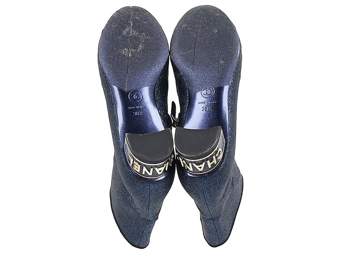 Timeless Botas de tornozelo de salto baixo com bico captoe em glitter azul marinho com logo CC da Chanel - vista 6