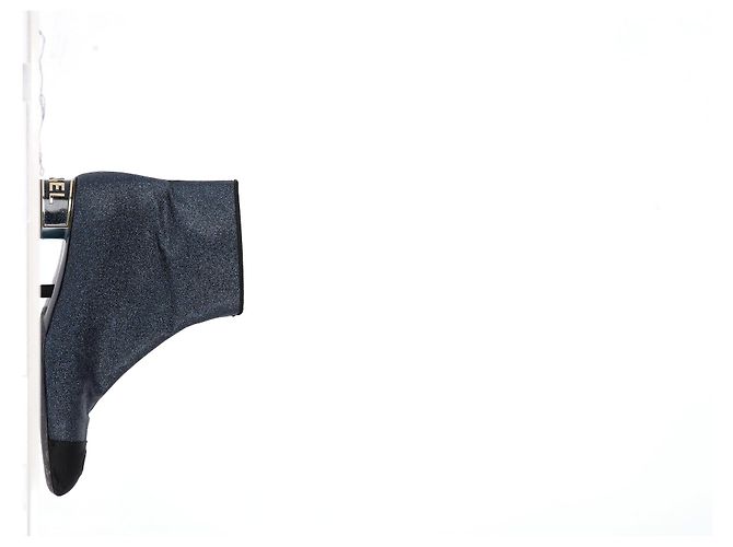 Timeless Botas de tornozelo de salto baixo com bico captoe em glitter azul marinho com logo CC da Chanel - vista 7
