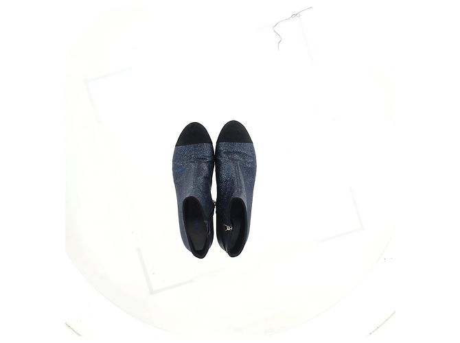 Timeless Botas de tornozelo de salto baixo com bico captoe em glitter azul marinho com logo CC da Chanel - vista 9