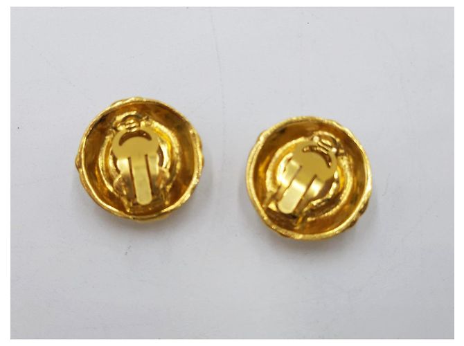 Orecchini perla con bottone CC vintage di Chanel Gold hardware - vista 2