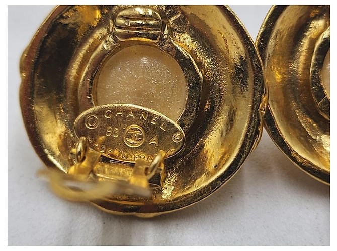 Orecchini perla con bottone CC vintage di Chanel Gold hardware - vista 3