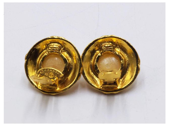 Orecchini perla con bottone CC vintage di Chanel Gold hardware - vista 4