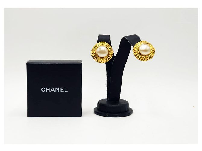 Orecchini perla con bottone CC vintage di Chanel Gold hardware - vista 6