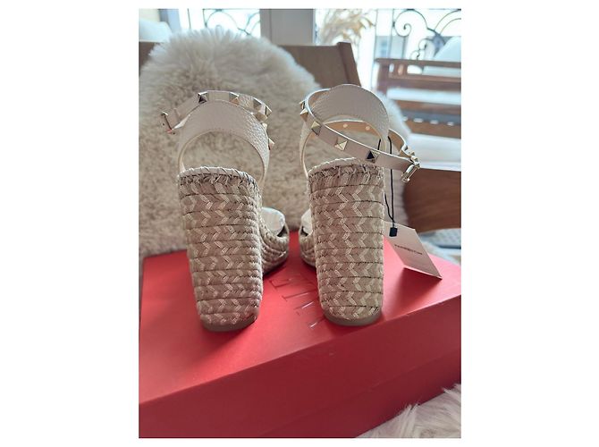 Sandali con zeppa Valentino Garavani Rockstud in pelle ecru Bianco sporco - vista 6
