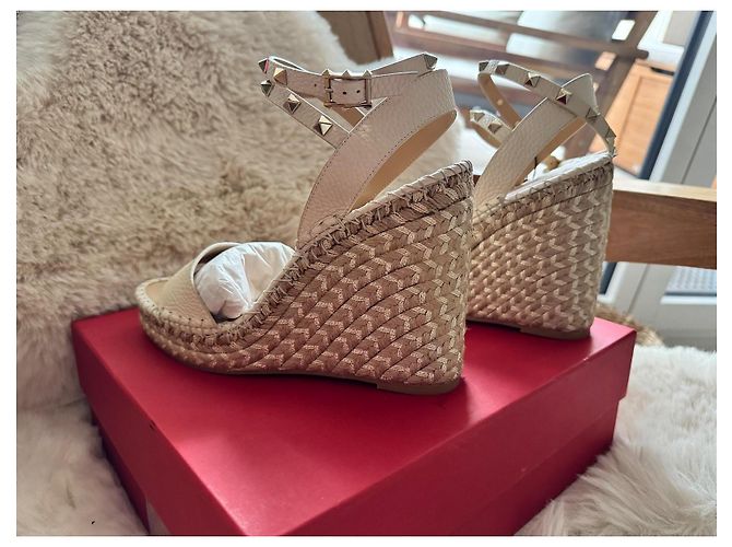Sandali con zeppa Valentino Garavani Rockstud in pelle ecru Bianco sporco - vista 7