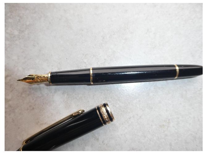 Penna a inchiostro Montblanc Classica Meisterstück 144 con pennino d'oro e astuccio Nero - vista 2