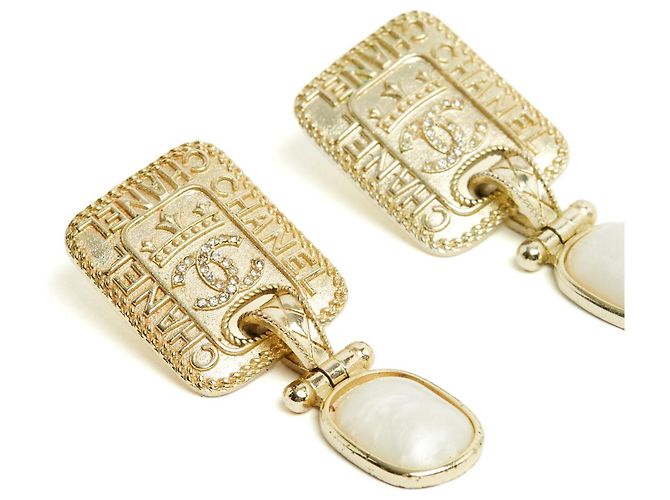 Orecchini a perno CC in placca dorata e pendente perlaceo Chanel 2020 D'oro - vista 2